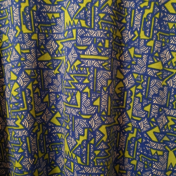 Small Lularoe Perfect Tee - Picture 2 of 3